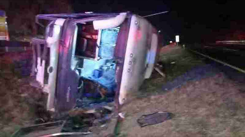 Accidente vial termina con autobús volcado y deja 31 peregrinos heridos en la Atlacomulco-Morelia 