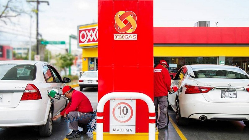AMLO vs Oxxo por precio de gasolina; les pide “no se pasen” 