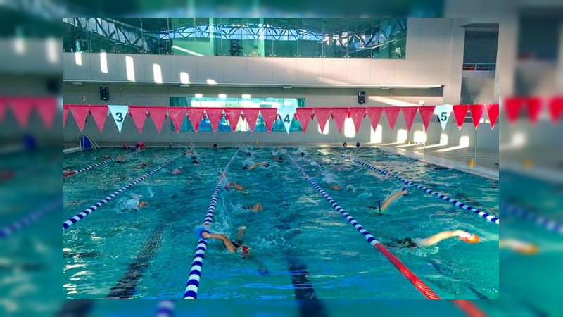 Reportan 3 personas intoxicadas por cloro en clase de natación en Iztapalapa 