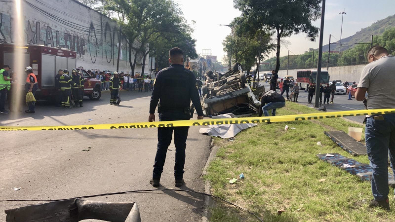 Volcadura de transporte público deja dos personas sin vida en Iztapalapa 
