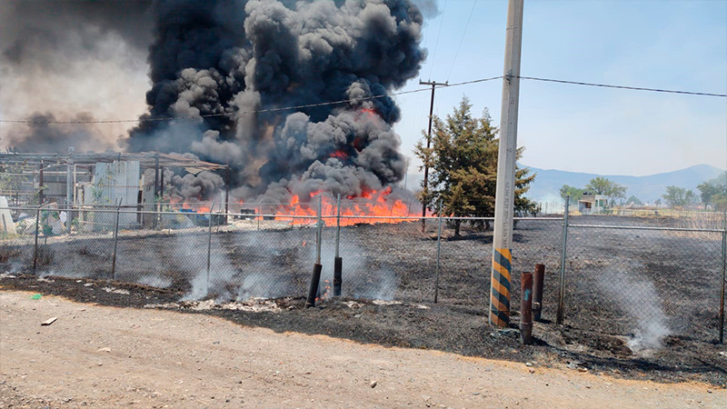 Se incendia recicladora en Morelia, Michoacán
