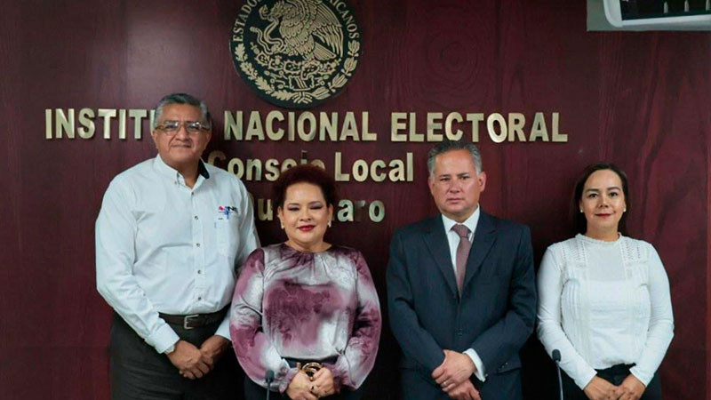 Santiago Nieto presenta ante la UAQ e INE Declaración 5 de 5  