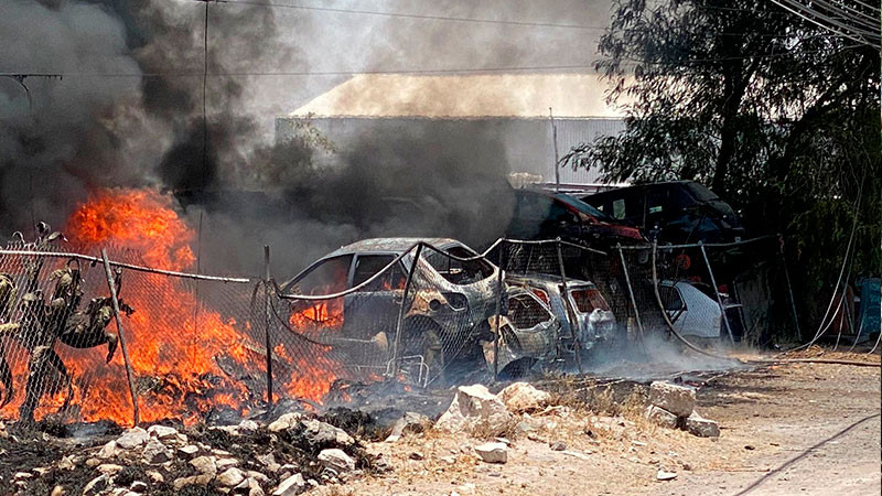 Arde Yonke con 50 vehículos en la carretera libre Querétaro - Celaya 