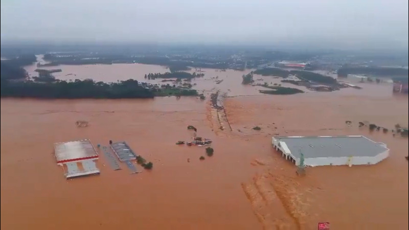 Sube a 96 el número de muertos por inundaciones al sur de Brasil 