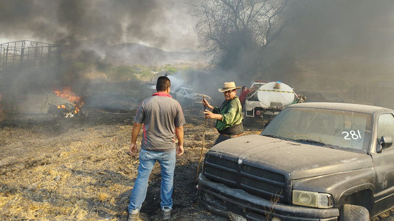 Se incendia corralón de la GN en Apatzingán, Michoacán  