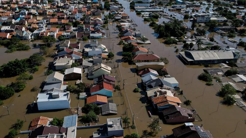Van más de 100 personas sin vida tras inundaciones el sur de Brasil 