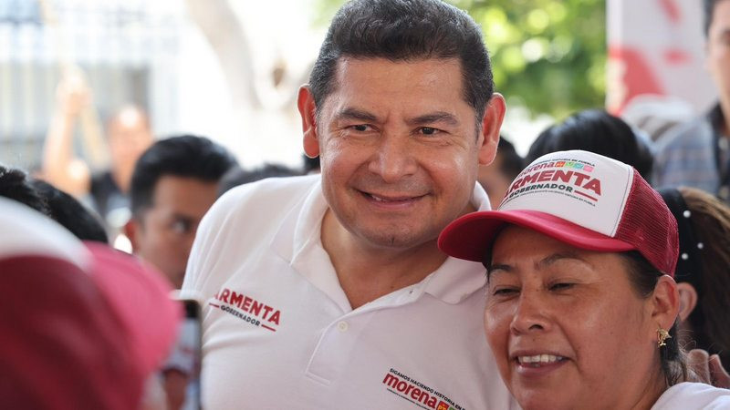 Alejandro Armenta va por la creación del Banco de la Mujer en Puebla 