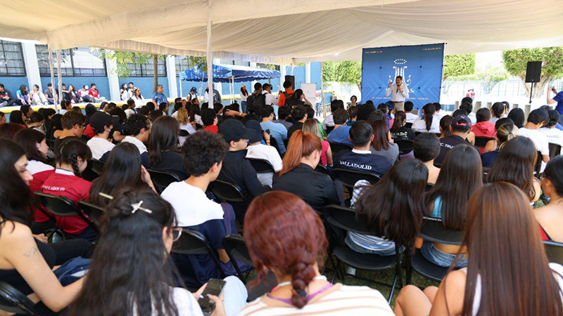 Alfonso afianza cercanía con la juventud de Morelia