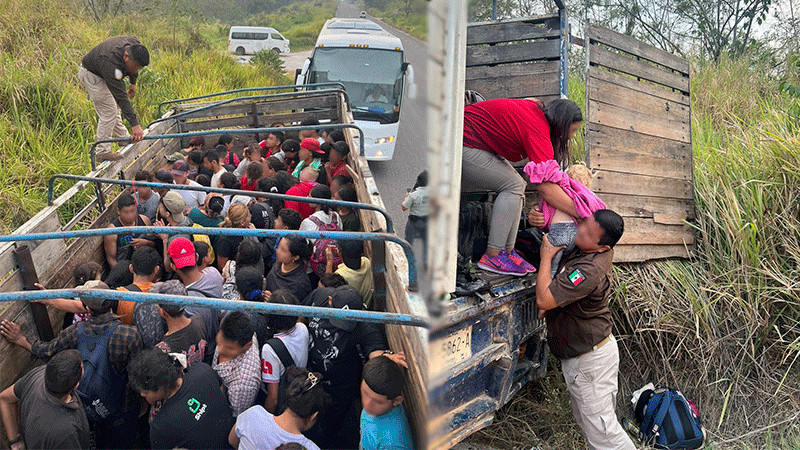 Tabasco: INM brinda auxilio a 72 migrantes que viajaban en contenedor de tractocamión 