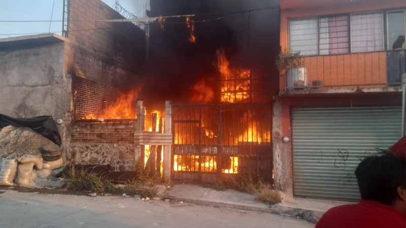 Incendio consume toda una casa en Zitácuaro, Michoacán  