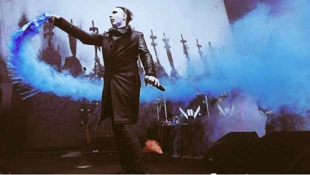 Marilyn Manson le rindió tributo a Juan Gabriel con tremenda caída en pleno escenario  
