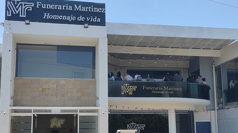 Velaban a mujer y a sus nietos incinerados; llegan supuestos funcionarios a clausurar la funeraria 