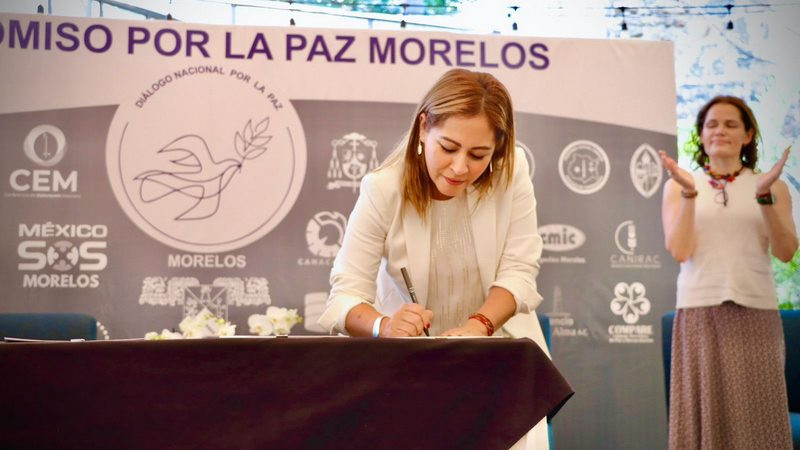 Lucy Meza firma Compromiso Nacional por la Paz en Morelos; promete regresar la tranquilidad 