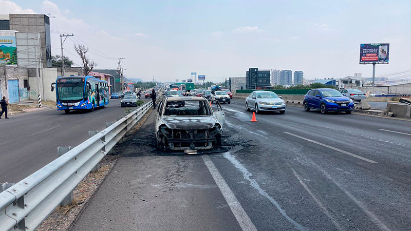 Arde vehículo sobre Paseo de la República, en Querétaro 