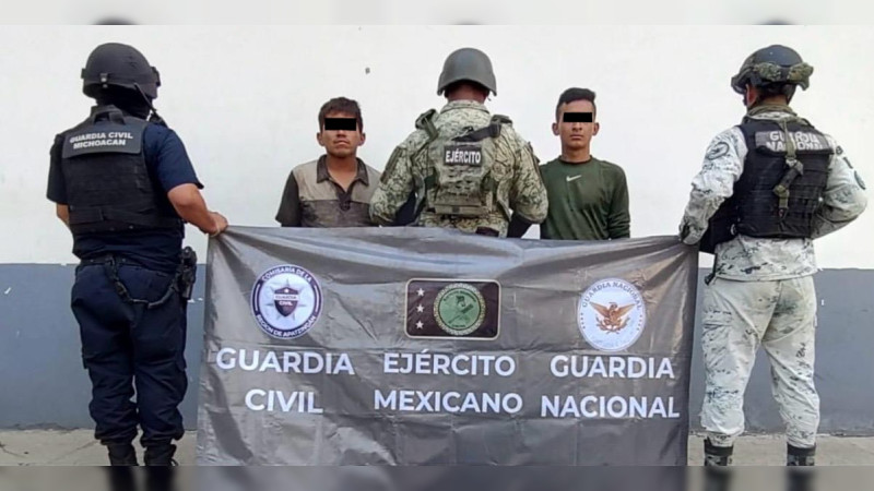 Caen presuntos sicarios con armas largas y cientos de cartuchos, en Apatzingán, Michoacán  