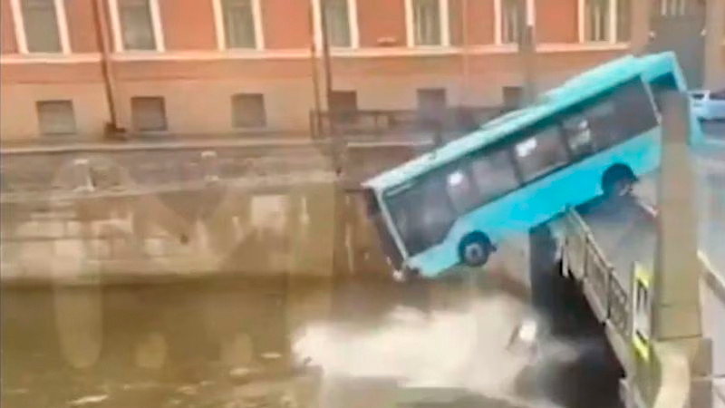Autobús de pasajeros cae en río y al menos 3 personas pierden la vida, en Rusia 