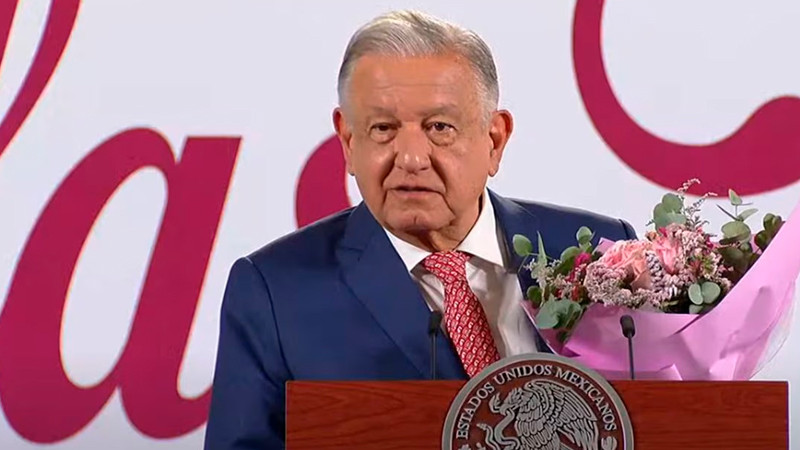 Con flores y mariachi, AMLO manda "amor eterno" a madres mexicanas en su día 
