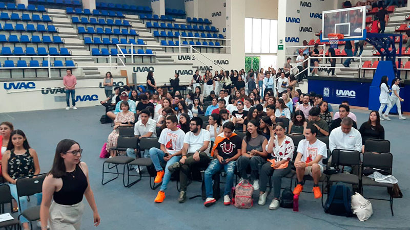 Gisela Vázquez ofrece a jóvenes de la UVAQ apoyos para el deporte y la cultura  