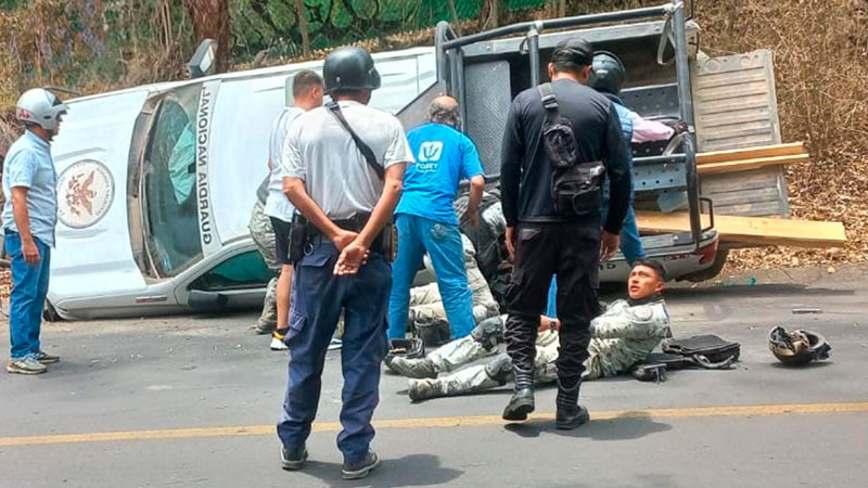 Vuelca camioneta de la Guardia Nacional en Morelia, Michoacán