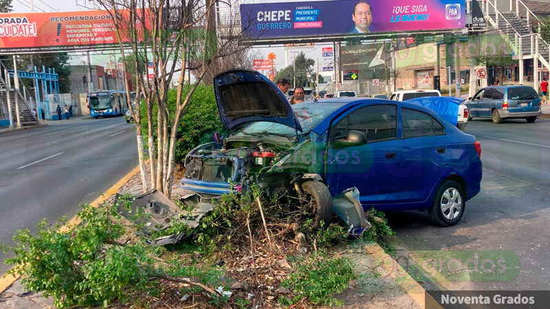Aparatoso accidente en Paseo Constituyentes, en Corregidora, Qro 