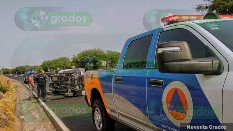 Volcadura de una camioneta en el Fray Junípero Serra, en Querétaro capital 