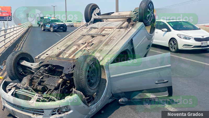 Vuelca auto en Paseo Constituyentes, en Corregidora, Qro 
