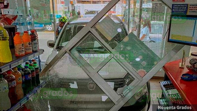 Auto se mete a una tienda de conveniencia en Ciudad del Sol, en Querétaro capital 