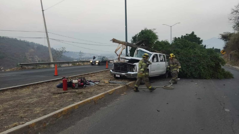 Morelia, Michoacán: Chocan con su camioneta en la Morelia-Mil Cumbres; resultaron heridos 