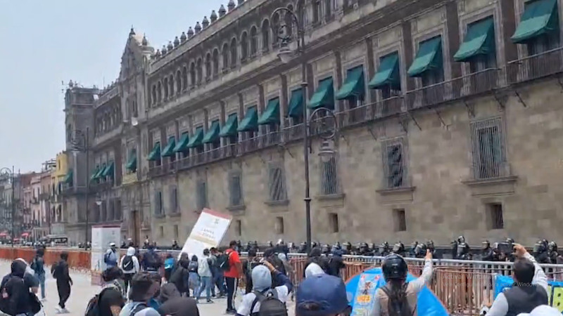 Tras liberación de ocho militares relacionados con el caso Ayotzinapa, normalistas lanzan cohetones a Palacio Nacional 