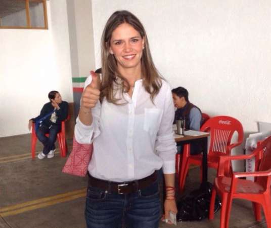 Daniela de los Santos acude a emitir su voto 