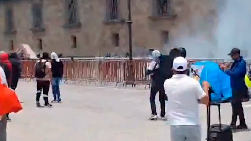 "Blindan" Palacio Nacional, tras agresión de presuntos normalistas 