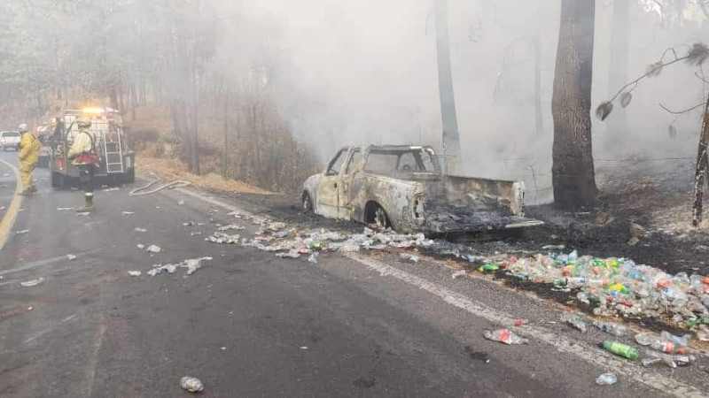 Se incendia camioneta en Zinapécuaro, Michoacán, solo hubo daños materiales
