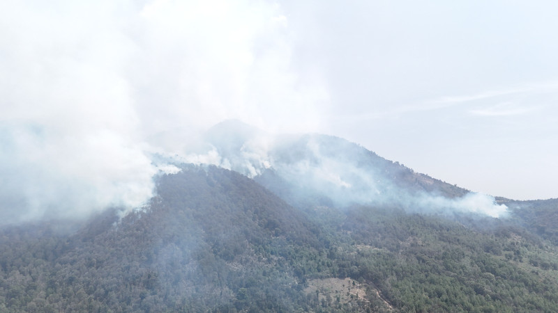  Continúan brigadistas combatiendo incendio forestal en Pátzcuaro 