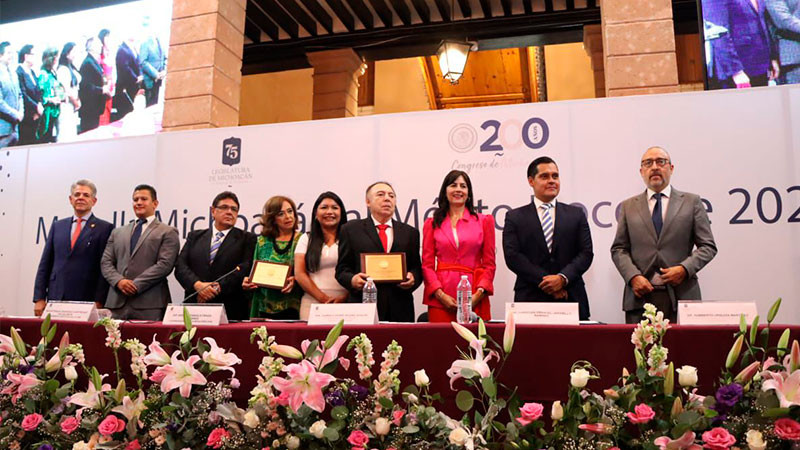 Congreso de Michoacán, otorga Medalla al Mérito Docente 2024, a maestra de educación especial y a la Preparatoria Taximaroa 