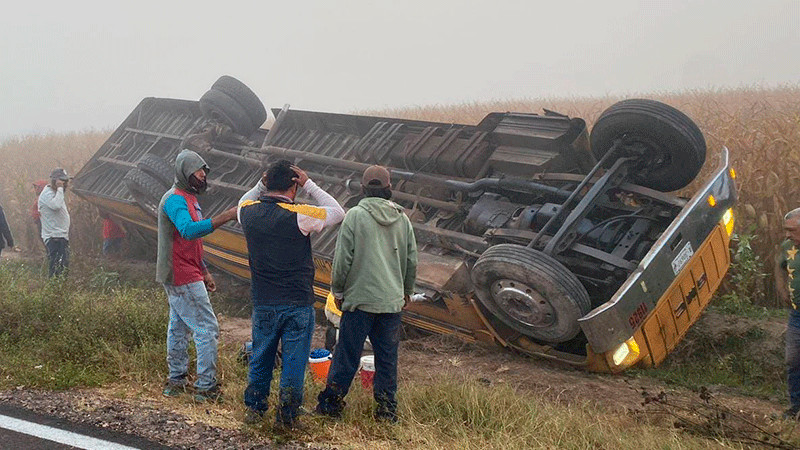 Volcadura de camión con jornaleros agrícolas deja a 19 lesionados en Navolato, Sinaloa 