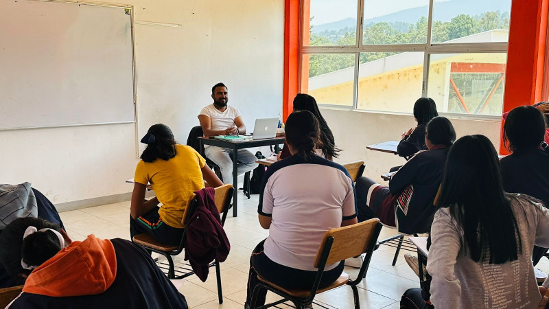 Conoce a Isra, el creativo maestro del Cecytem que forma a estudiantes competitivos 