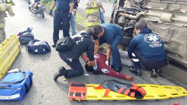 Motociclista queda atrapado bajo vehículo tras chocar, en Morelia - Foto 0 