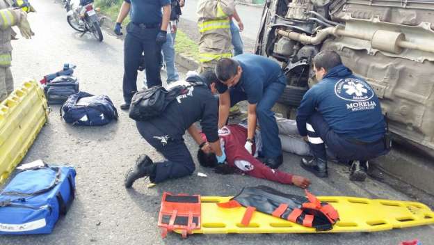 Motociclista queda atrapado bajo vehículo tras chocar, en Morelia - Foto 0