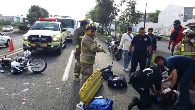Motociclista queda atrapado bajo vehículo tras chocar, en Morelia - Foto 1 