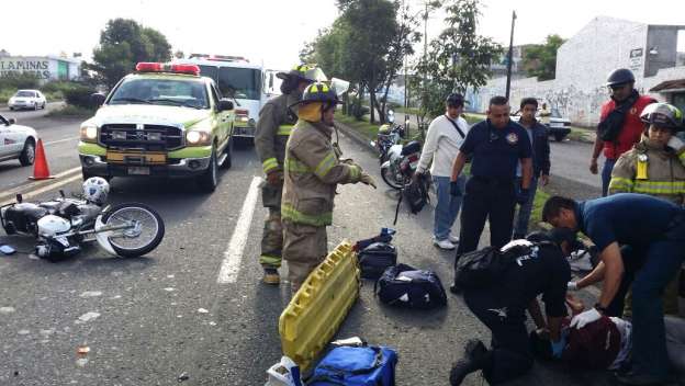 Motociclista queda atrapado bajo vehículo tras chocar, en Morelia