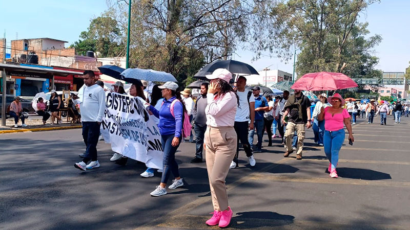 Con marcha, la CNTE festeja Día del maestro y la maestra  
