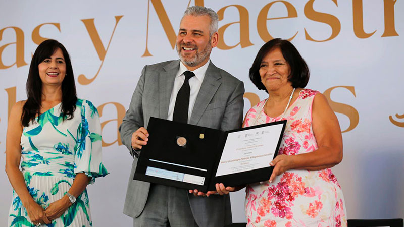 Con ustedes todo, sin ustedes nada: Bedolla a maestros 