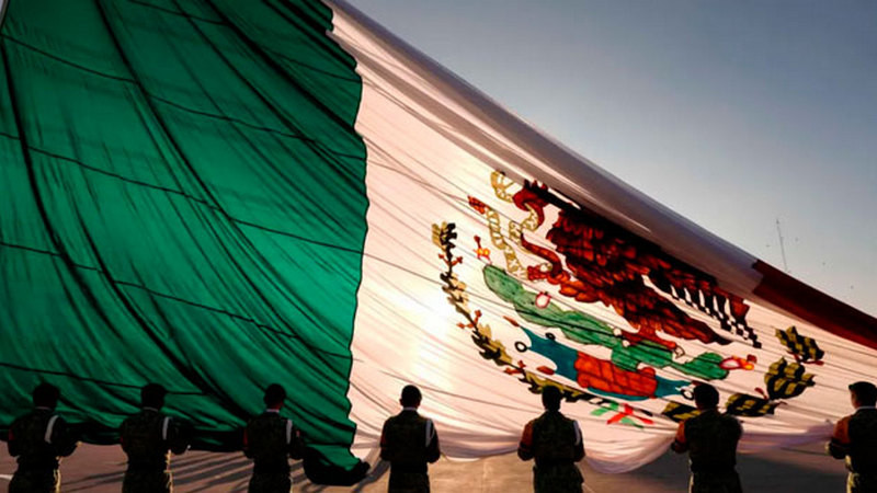 AMLO garantiza que si se izará bandera monumental en el Zócalo durante Marea Rosa 