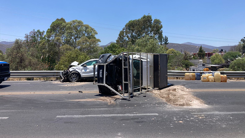 Un lesionado en choque con volcadura en la carretera a San Miguel de Allende  