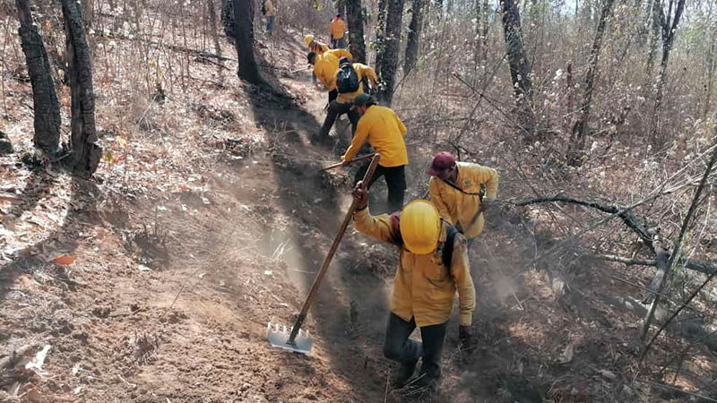 Helicóptero con helibalde atiende incendio forestal en Pátzcuaro 