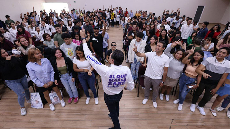 Alfonso Martínez dialoga con universitarios sobre el futuro de Morelia