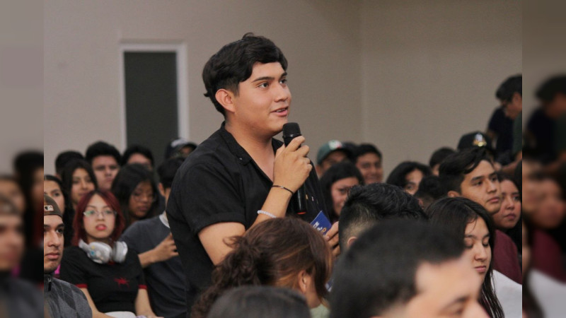 Alfonso Martínez dialoga con universitarios sobre el futuro de Morelia