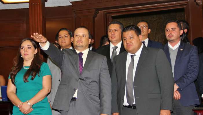Juan Figueroa tomó protesta como diputado suplente 