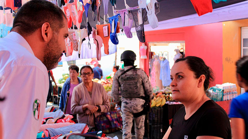 Candidato a alcaldía moreliana, René Valencia, visita tianguis de Santiaguito 