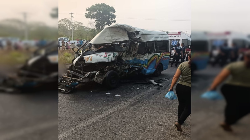Mueren 11 personas en choque carretero en Tabasco 